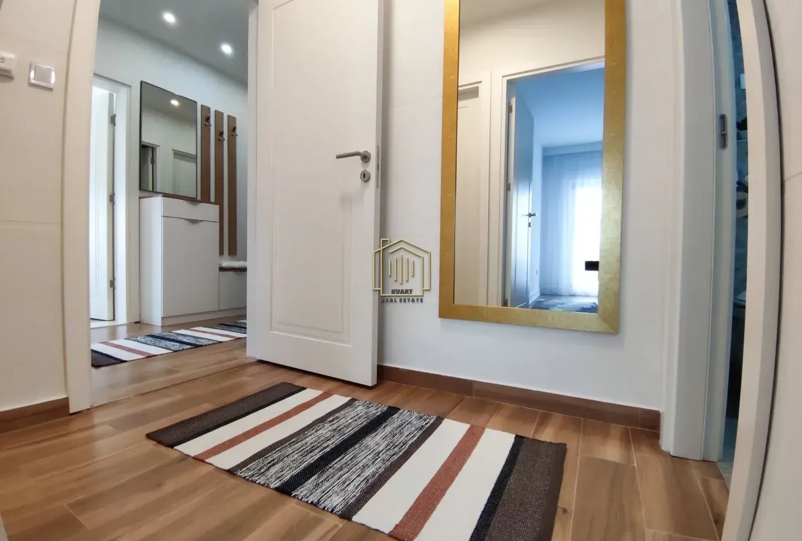 Izdavanje, dvosoban stan, 86m², Centar, Podgorica
