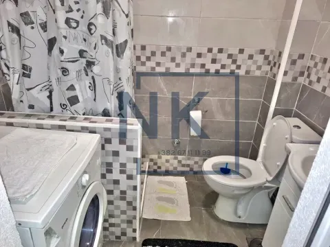 Manje kupatilo sa veš mašinom, toaletom i tuš kabinom. - image 8