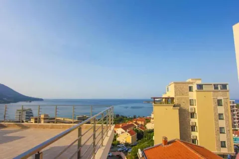 Pogled sa terase na more i okolne zgrade. - image 14