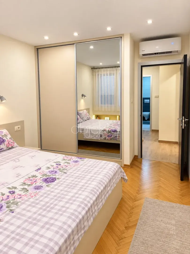 Furnished bedroom with a double bed and a fitted wardrobe.