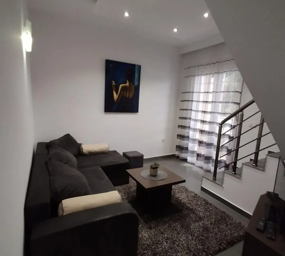 Izdavanje, dvosoban stan, 77m², Centar, Tivat