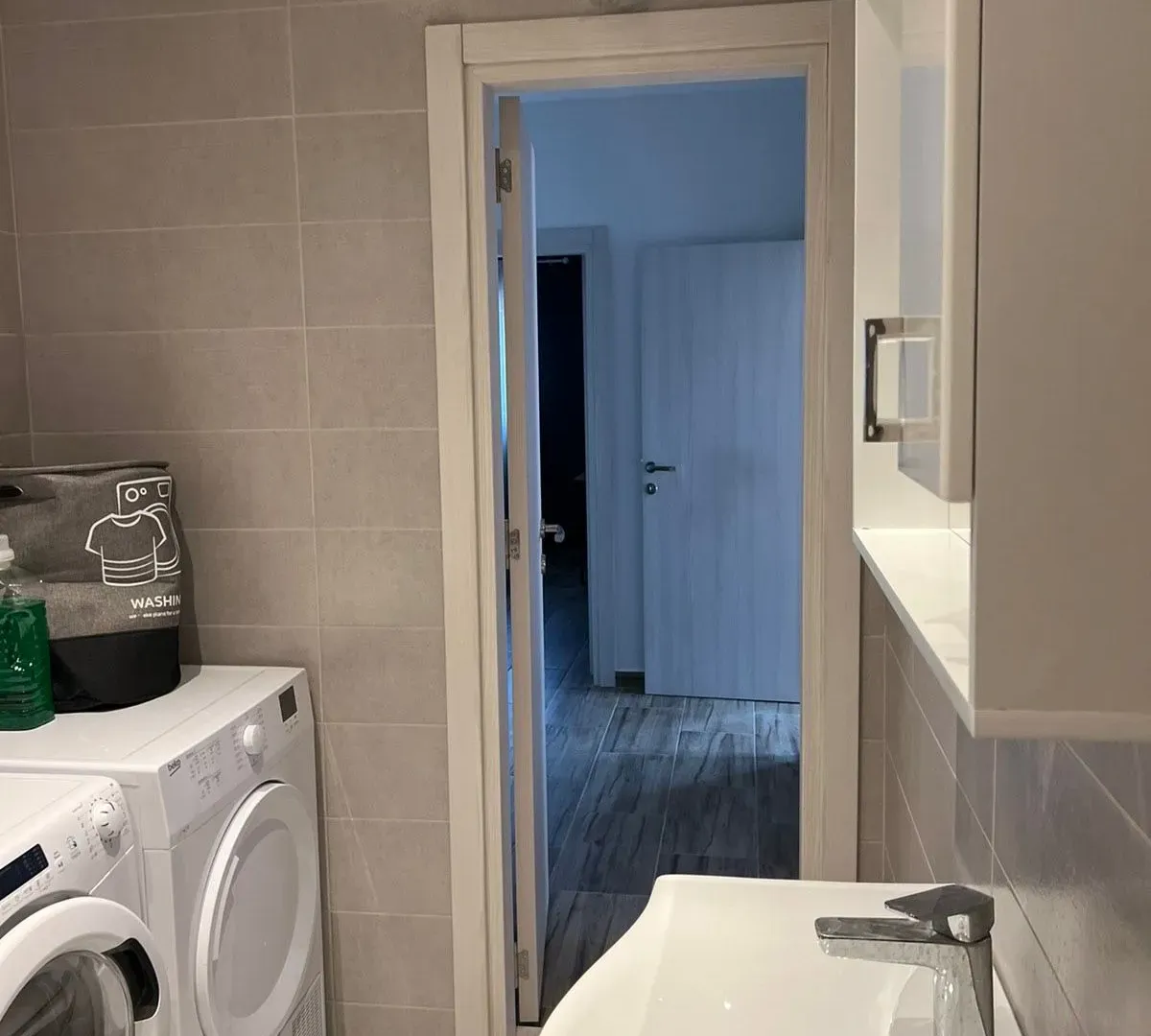 Izdavanje, dvosoban stan, 70m², Kalimanj, Tivat