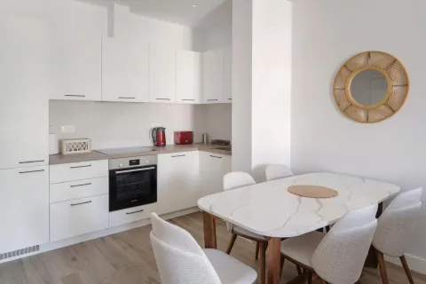 Moderna kuhinja sa trpezarijom i bijelim elementima. - image 3