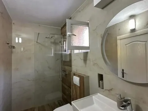 Izdavanje, trosoban stan, 100m², Kavač, Kotor - image 9