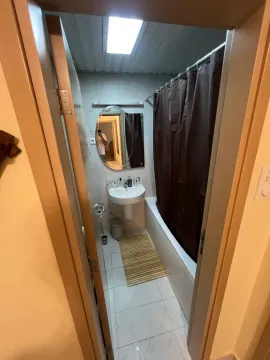 Pogled na kupatilo sa kadom i umivaonikom. - image 13