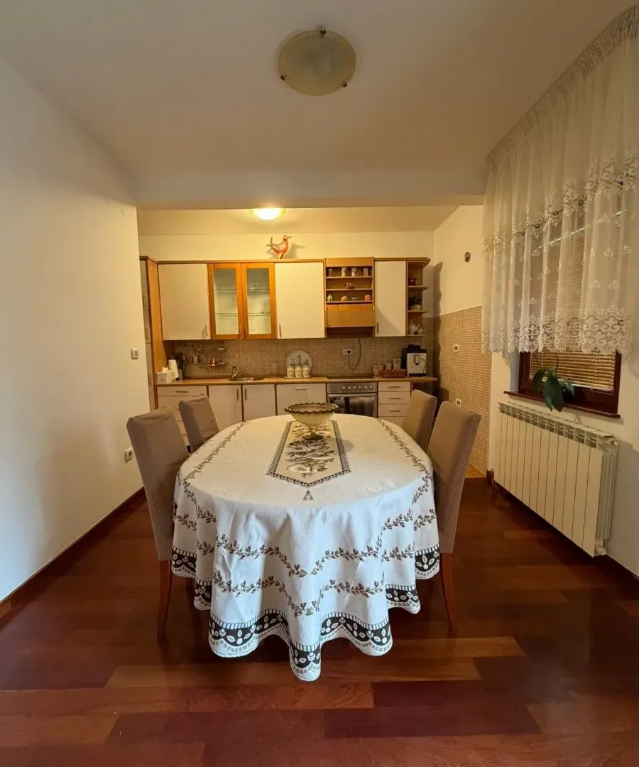 Izdavanje, trosoban stan, 100m², Gorica C, Podgorica