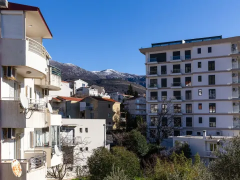 Izdavanje, dvosoban stan, 50m², Bečići, Budva - image 19