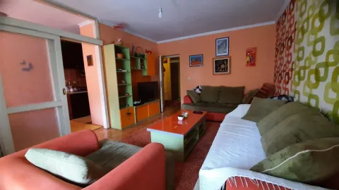 Living room with seating set and orange walls. - image 18