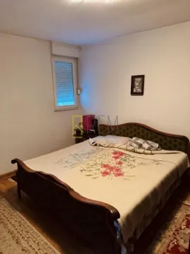 Spavaća soba sa bračnim krevetom, prozorom i ormarom. - image 6