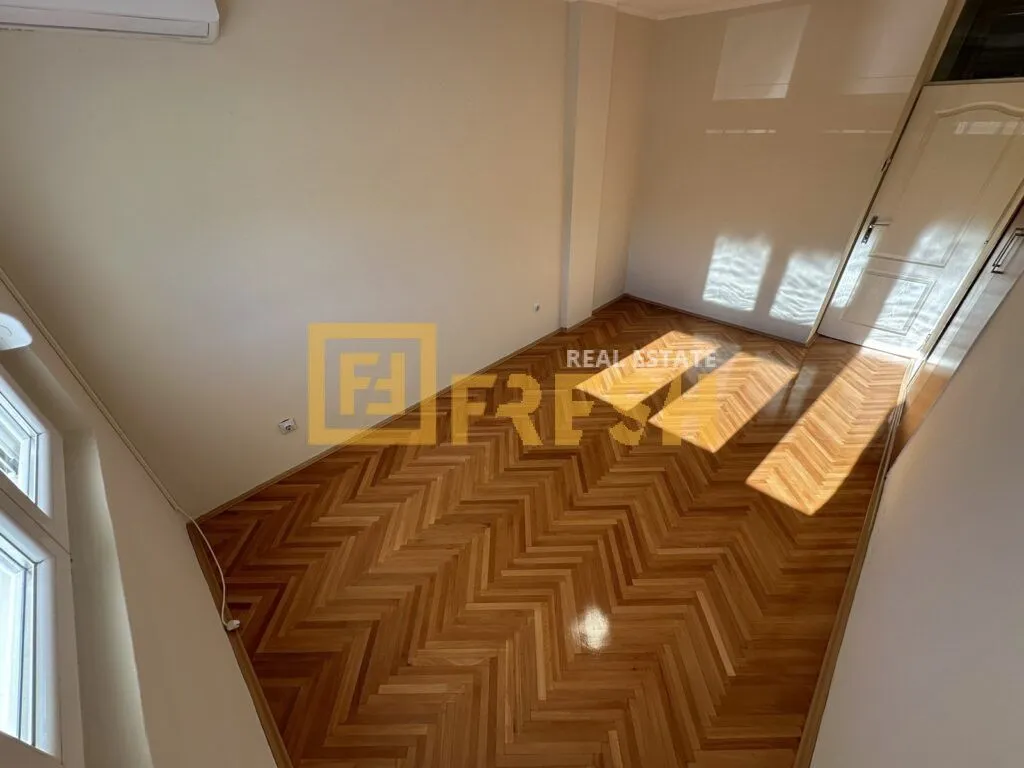 Izdavanje, dvosoban stan, 89m², Centar, Podgorica