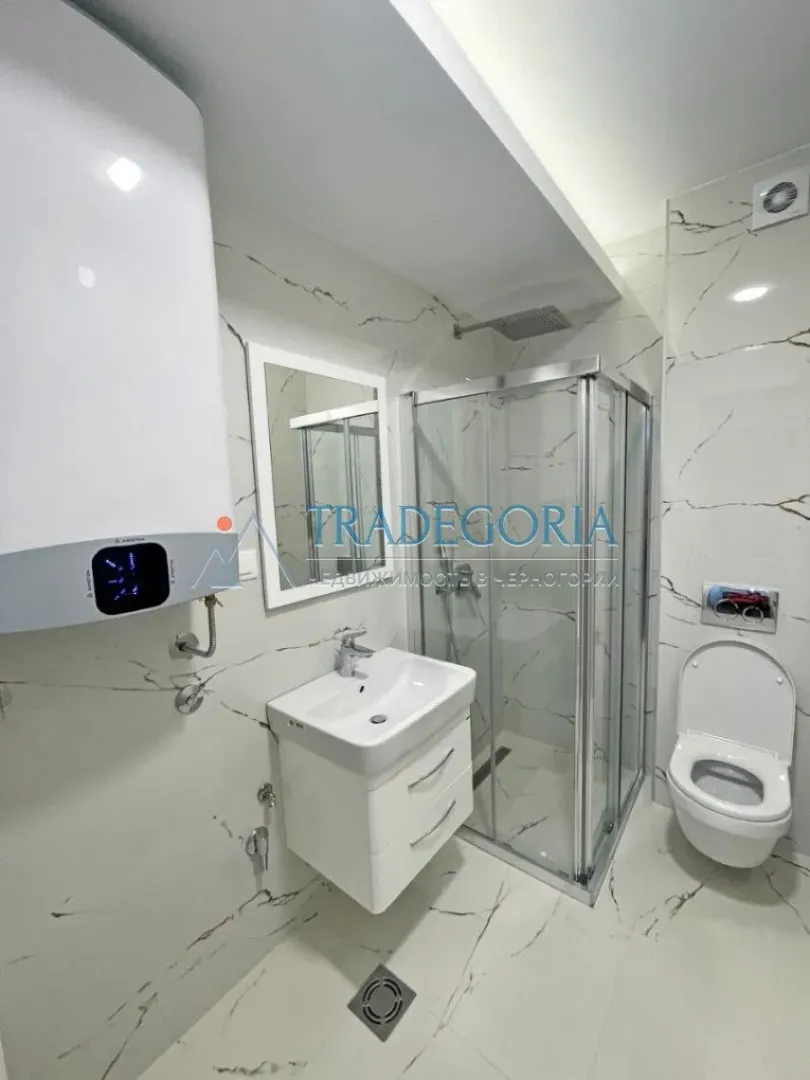Moderne kupatilo sa tuš kabinom, umivaonikom i wc šoljom.