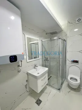 Moderne kupatilo sa tuš kabinom, umivaonikom i wc šoljom. - image 5