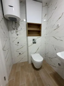 Moderno opremljeno kupatilo sa bijelim pločicama i ugradnim elementima. - image 10