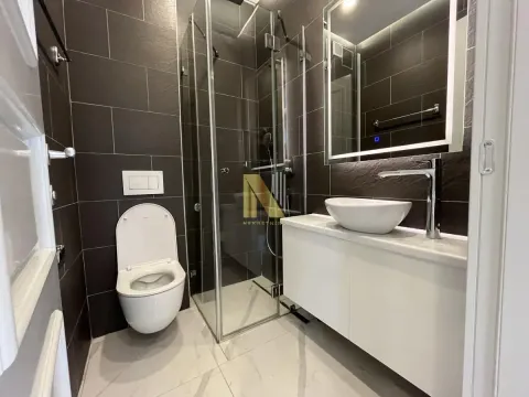 Moderno opremljeno kupatilo sa tuš kabinom i umivaonikom. - image 9