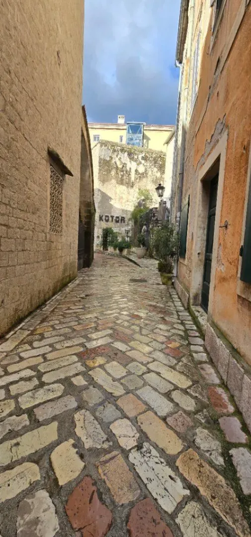 Prodaja, trosoban stan, 72m², Stari Grad Kotor, Kotor