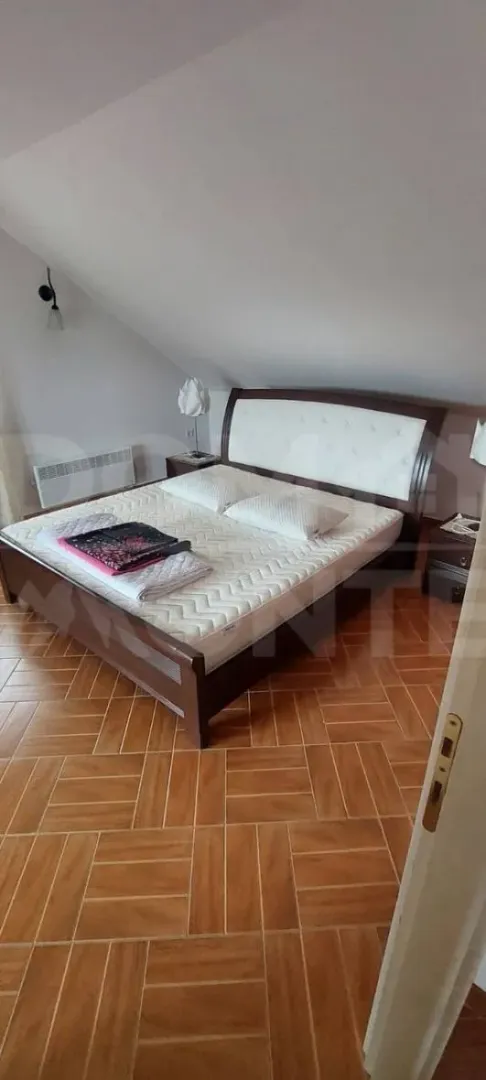 Spavaća soba sa bračnim krevetom u potkrovlju.