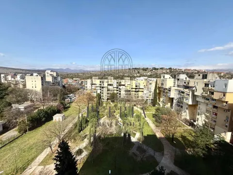 Pogled sa terase na gradsko naselje i zelenilo. - image 14