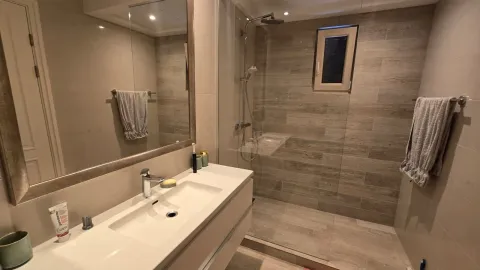 Moderne kupatilo sa umivaonikom i staklenom tuš kabinom. - image 10