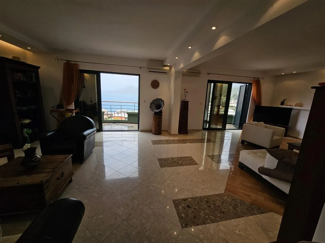 Izdavanje, stan, 149m², Pržno, Budva