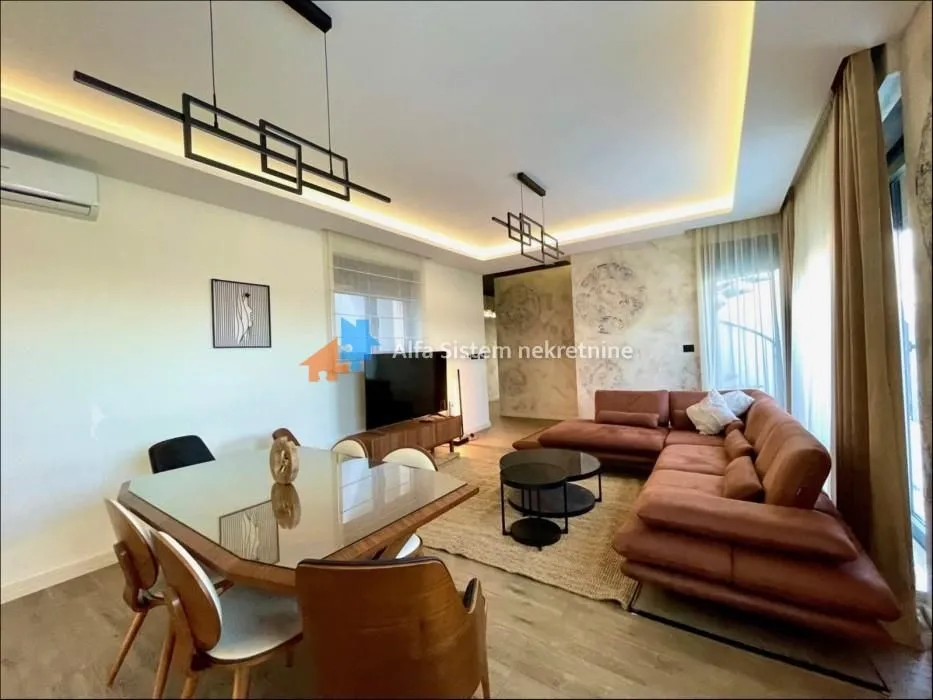 Izdavanje, stan, 200m², Senjak, Beograd
