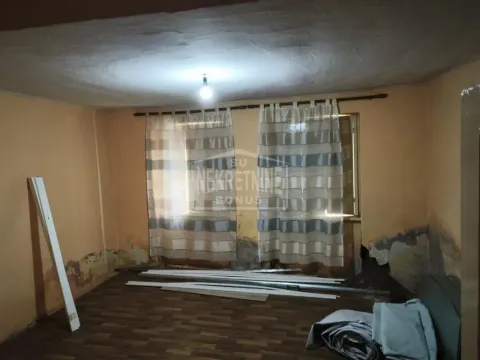 Prazna prostorija sa prozorom i oštećenim zidovima. - image 8