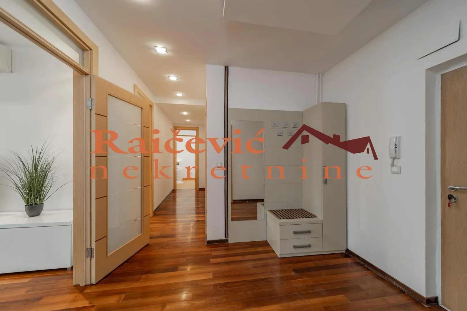 Prodaja, trosoban stan, 98m², Centar, Stara Pazova