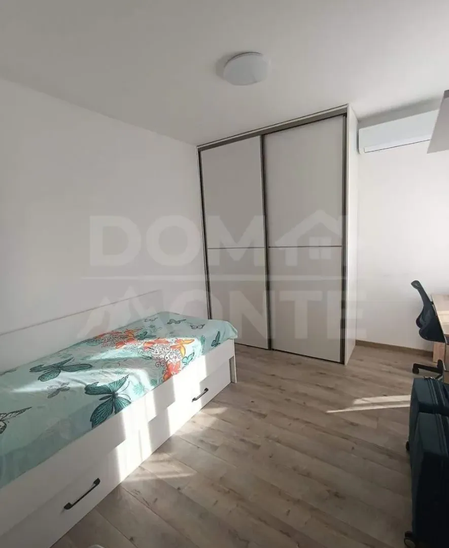 Izdavanje, trosoban stan, 100m², Tivat, Crna Gora