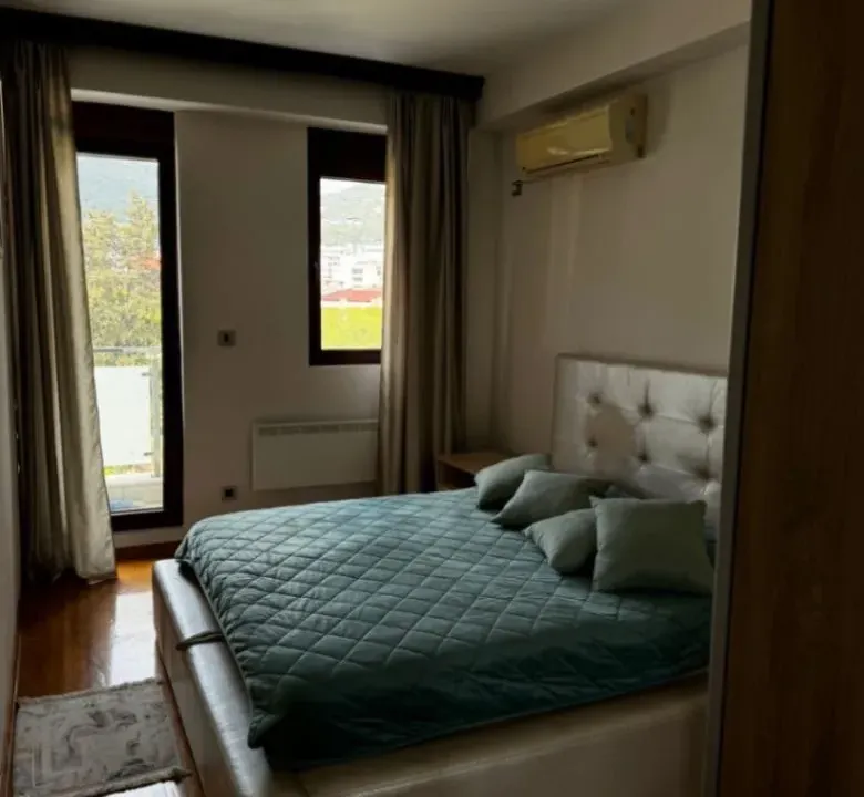 Izdavanje, dvosoban stan, 56m², Centar, Budva