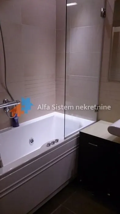 Izdavanje, trosoban stan, 95m², Savski Venac, Beograd