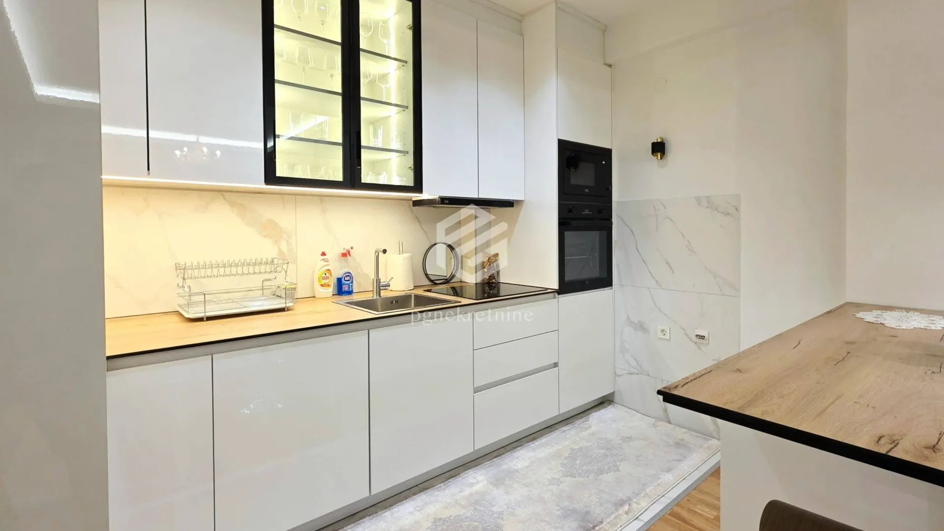 Izdavanje, dvosoban stan, 88m², Centar, Podgorica