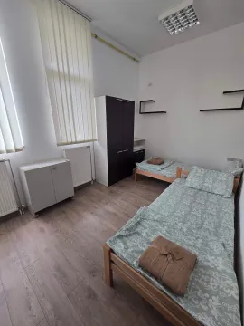 Nameštena spavaća soba sa dva kreveta i garderoberom. - image 5