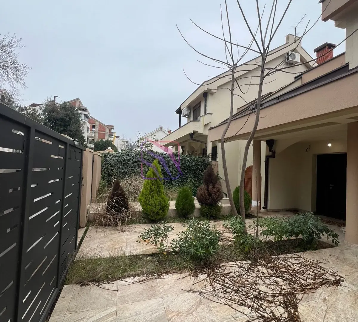 Prodaja, kuća, 400m², Gorica C, Podgorica