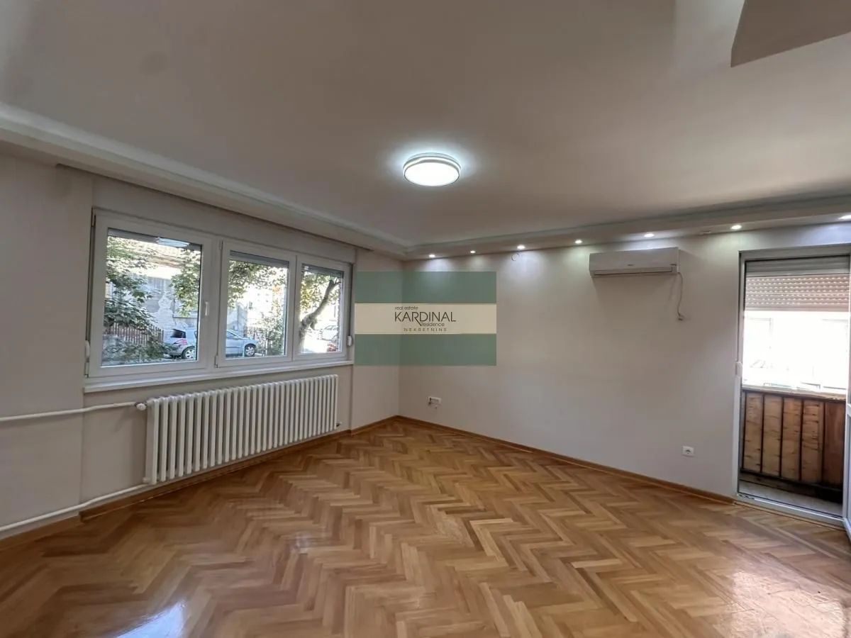 Empty room with parquet flooring, radiator, and access to the terrace.