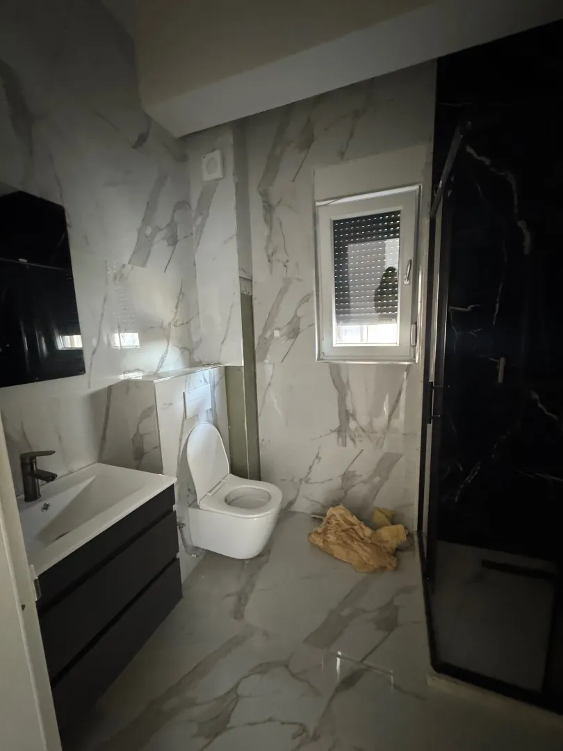 Novo opremljeno kupatilo sa umivaonikom, WC šoljom i tuš kabinom.