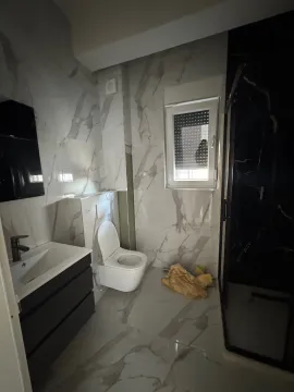 Novo opremljeno kupatilo sa umivaonikom, WC šoljom i tuš kabinom. - image 8