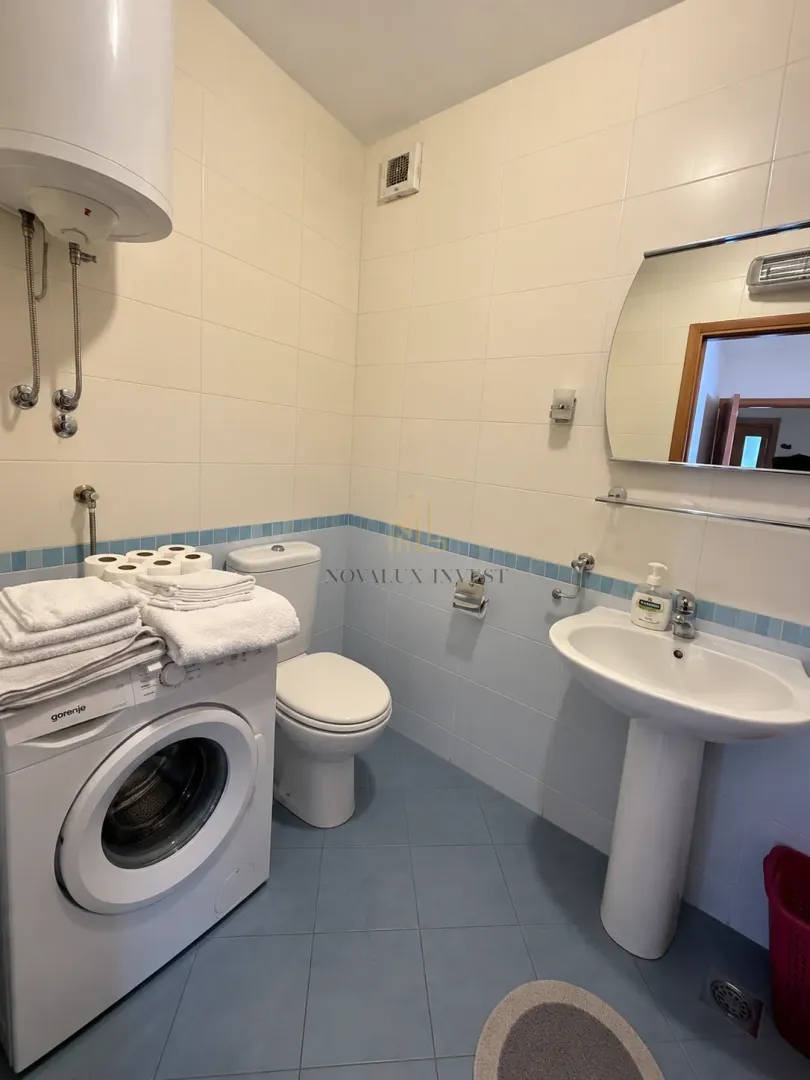Kupatilo opremljeno umivaonikom, WC šoljom, mašinom za veš i bojlerom.