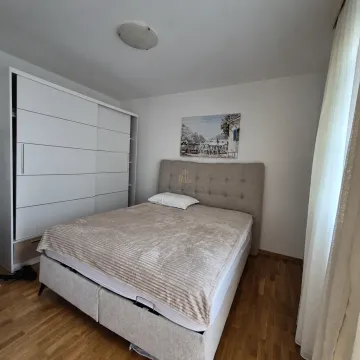 Spavaća soba sa bračnim krevetom i velikim ugradnim garderoberom. - image 6