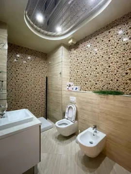Moderne kupatilo opremljeno WC šoljom, bideom, umivaonikom i tuš kabinom. - image 26