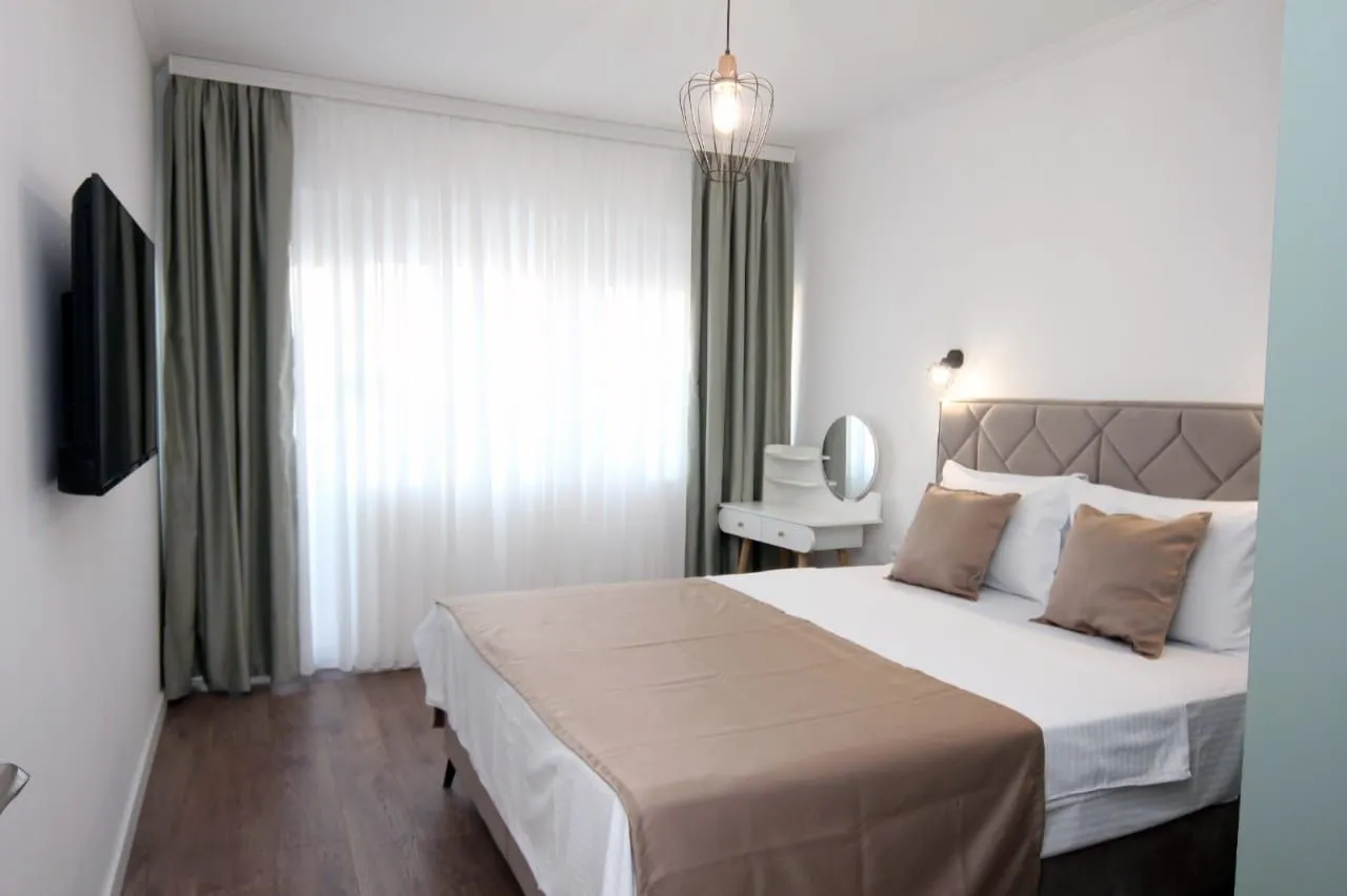 Izdavanje, dvosoban stan, 73m², Centar, Tivat