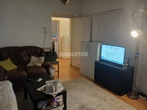 Dnevna soba sa garniturom, televizorom i pogledom prema hodniku. - image 4