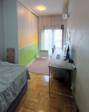 Spavaća soba sa krevetom, velikim garderoberom i radnim stolom. - image 3
