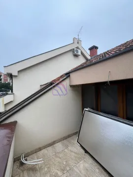 Manja terasa sa keramičkim pločicama i pogledom na susjedne objekte. - image 19