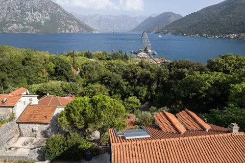 Pogled sa terase na zaliv i planine. - image 8