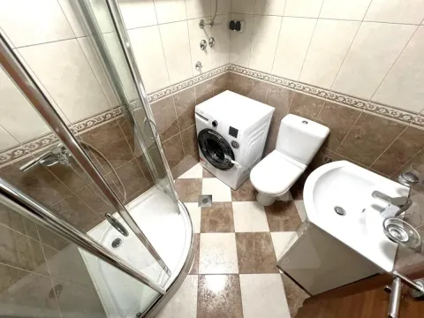 Manje kupatilo opremljeno tuš kabinom, umivaonikom, WC šoljom i veš mašinom. - image 12