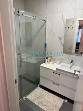 Moderno opremljeno kupatilo sa tuš kabinom i umivaonikom. - image 9