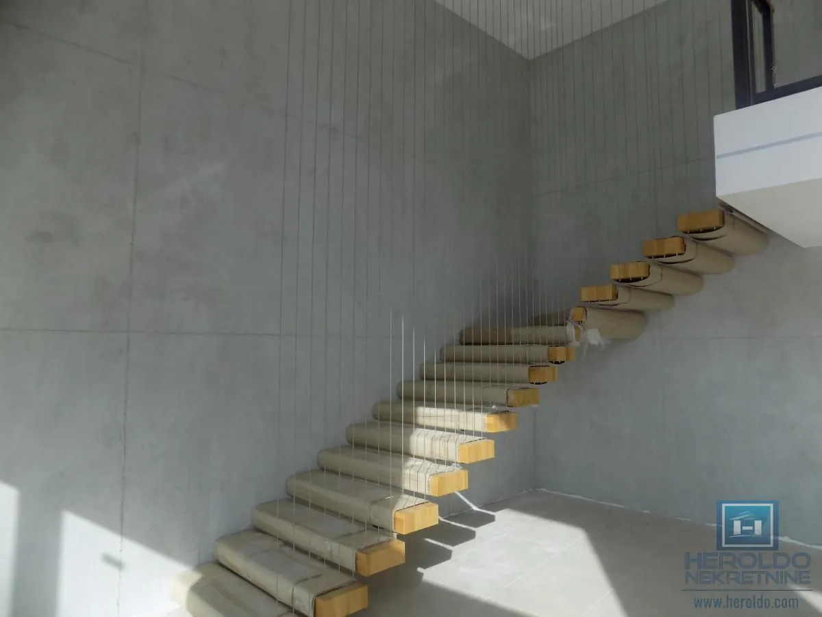 Izdavanje, poslovni prostor, 256m², Paraćin, Srbija