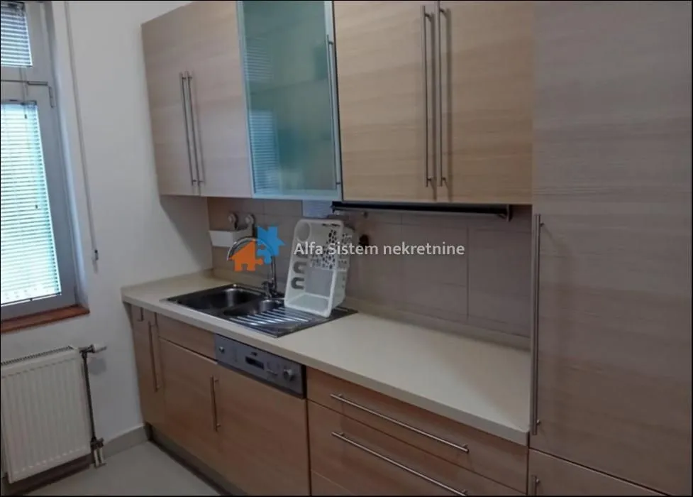 Izdavanje, trosoban stan, 98m², Savski Venac, Beograd