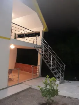 Spoljašnje metalne stepenice i terasa kuće noću. - image 3