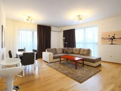 Izdavanje, dvosoban stan, 75m², Centar, Budva - image 1