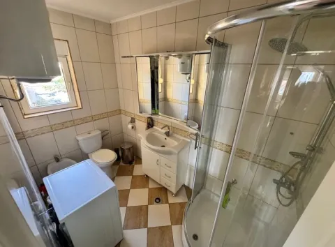 Potpuno opremljeno kupatilo sa tuš kabinom, umivaonikom i veš mašinom. - image 9